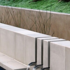 Wasserspiele Garten Schwimmteich Wasserfall moderne minimalistische Architektur Beton Becken