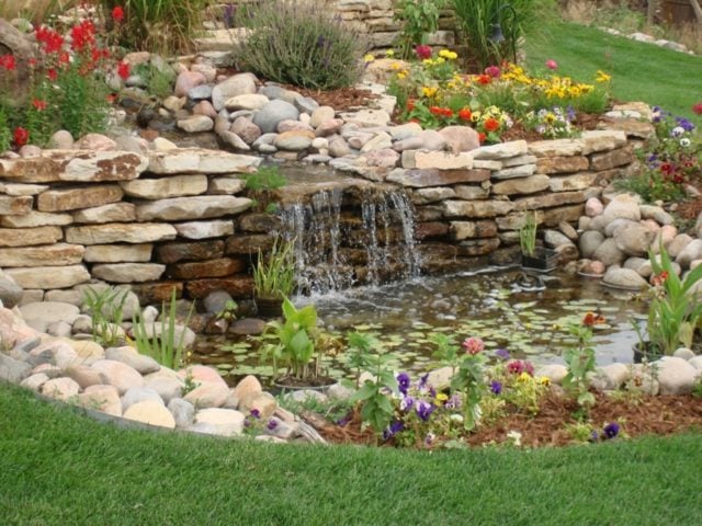Garten Teich anlegen Steine Wasserfall künstlich Ideen für Gartengestaltung