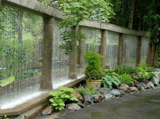 Wasserwand Garten-originelle Gestaltung-Ideen Quellsteine Pflanzen Säulen Regendusche