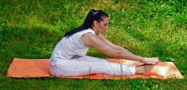 Yoga für straffe Oberschenkel vorwärtsbeuge ausdehnung ideen