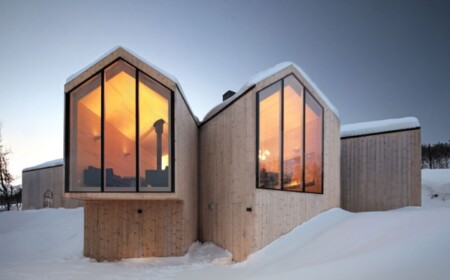 auskragende Wohnetage haus aus Holz-und Glas reiulf-ramstad