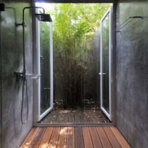 aussendusche-tueren-innenhof-bambuspflanzen-sichtschutz
