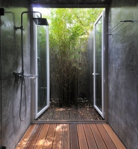 aussendusche-tueren-innenhof-bambuspflanzen-sichtschutz