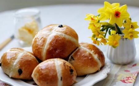 backen-ostern-brotchen-karfreitag-eiglasur-narzissen