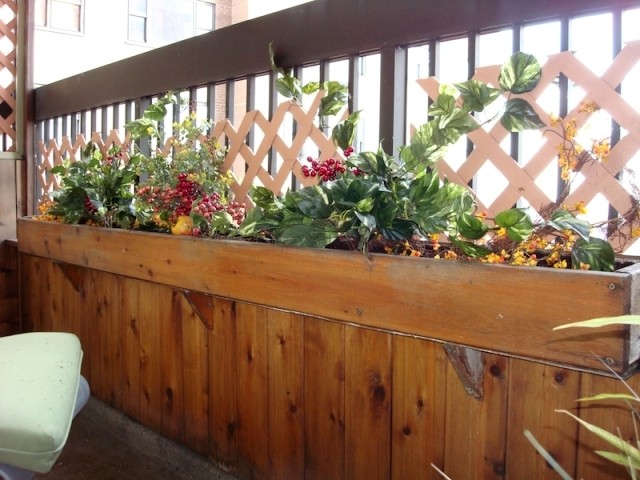 balkon geländer holz pflanzenkübel sichtschutz