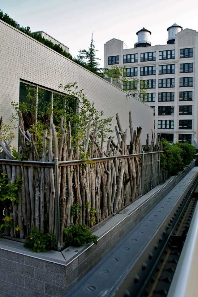 balkon sichtschutz ideen holz zweige pflanzen rustikal aussehen