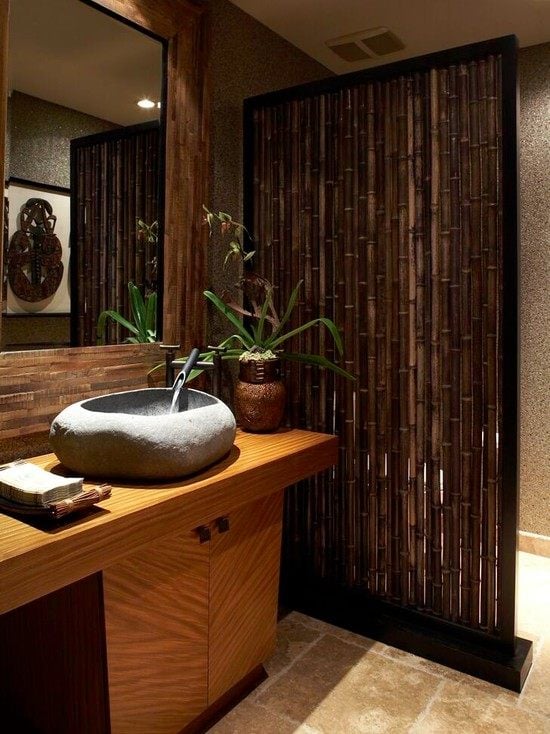 bambusstangen deko badezimmer stein waschbecken spiegel