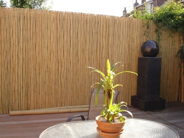 bambusstangen sichtschutz balkon idee wasserspiel