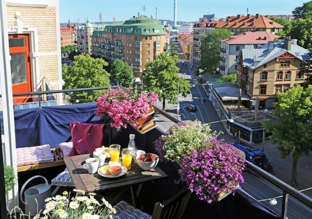 Frühstück Balkon klein romantisch süße Blumenkasten