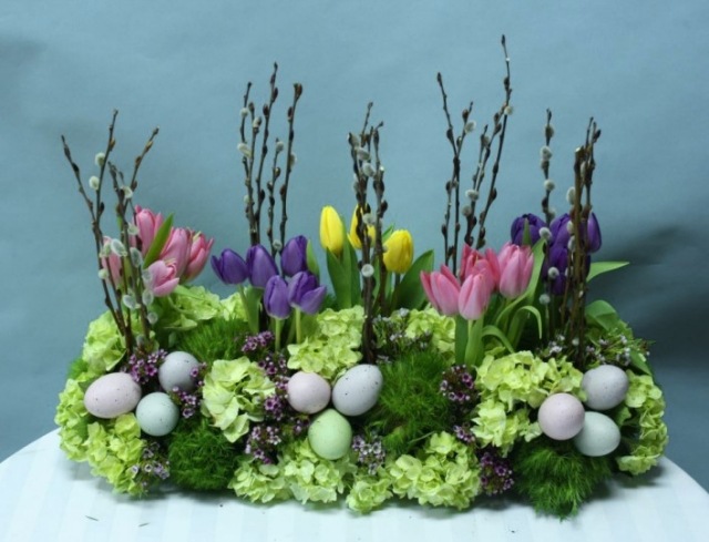 blumendeko ostern gestecke eier hortensien tulpen arrangements