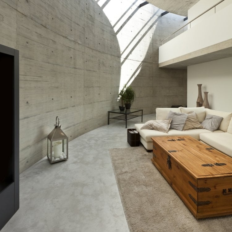 bodenbelag-beton-sichtbeton-dachfenster-eckcouch-beige-truhe-kiste