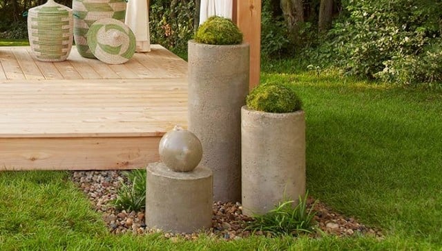 Wasserspiele im Garten kugel garten beton wasserspiel deko moos