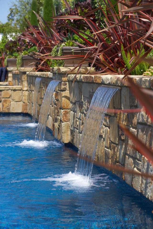 brunnen wasserfall wasserspiel garten pool natursteinmauer