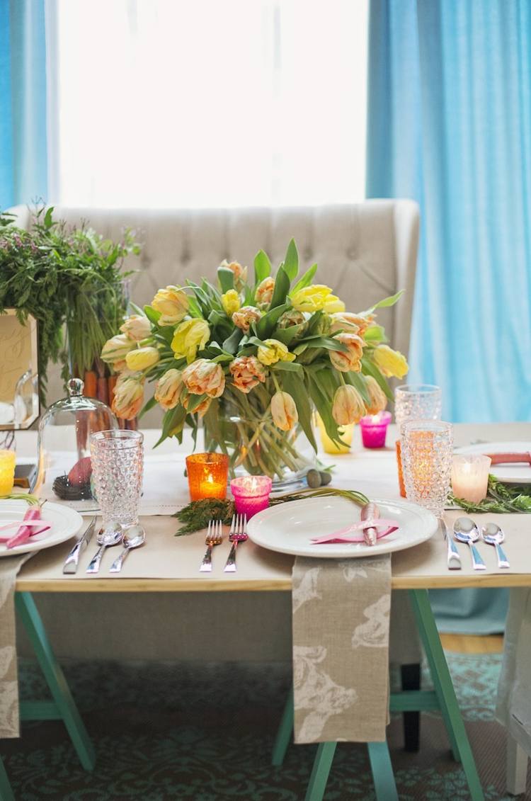 deko für ostern tulpen-gelb-windlichter-teller-festtafel-vorhang-hellblau