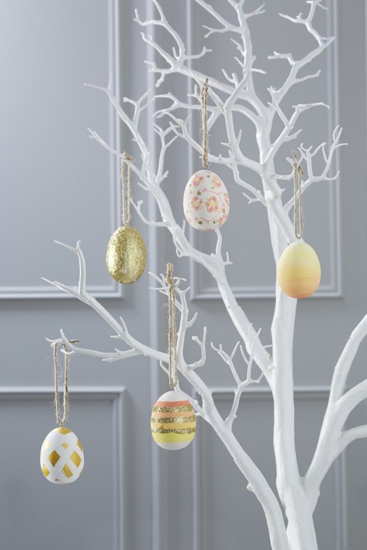 dekoideen-ostern-ostereierbaum-selber-weiss-minimalistisch-gold-glitzer