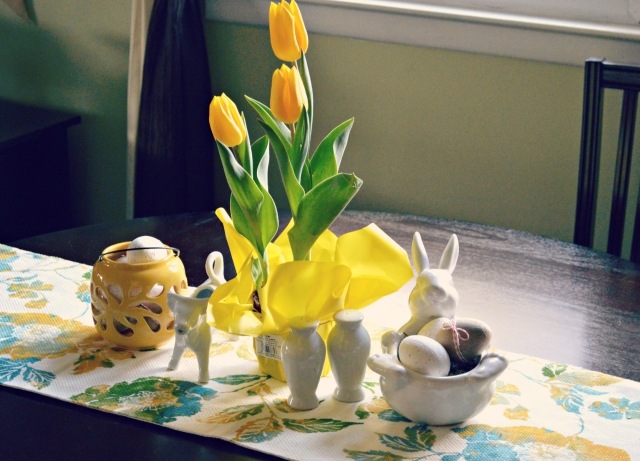 dekoideen ostertisch floraler tischläufer gelbe tulpen porzellan hase eier