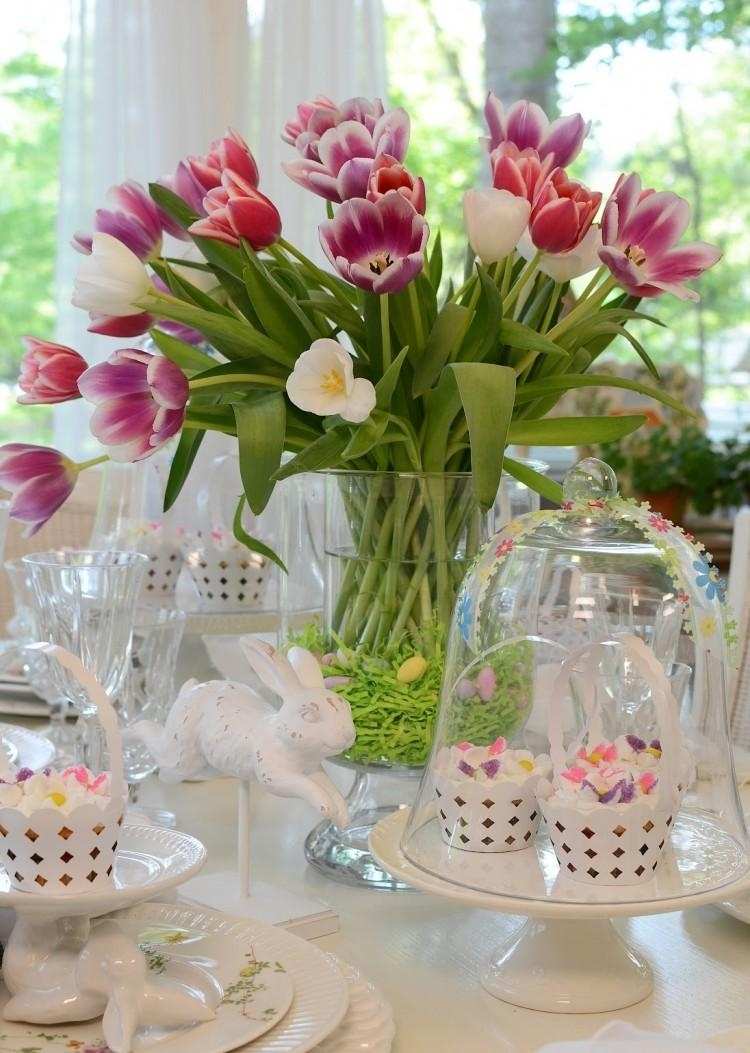 dekoideen-ostertisch-nachmachen-tulpen-vase-glasglocke-porzellan