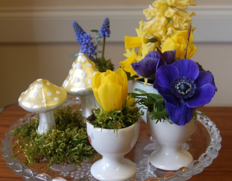 Dekoration zu Ostern keramik-eierbecher-moos-anemonen-tulpe-narzissen-hyazinthen