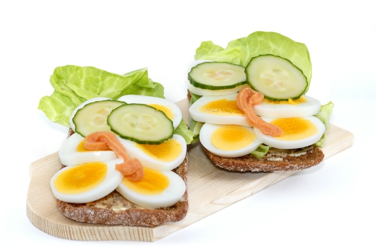 einfache-rezepte-fuer-eier-snack-idee-sandwich-salat-vollkornbrot