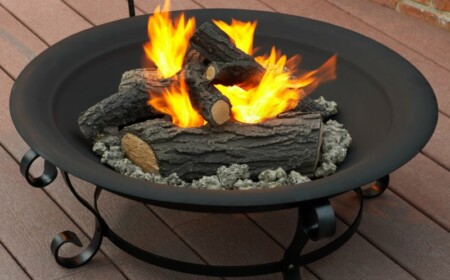 feuerschale im garten schmiedeeisen holz fussboden terrasse