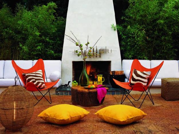 feuerstelle design draußen weiß orange stuhl holz