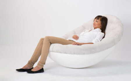 frau-liegend-lounge-sessel-bequem-gemütlich-umarmung-wärme-sicherheit