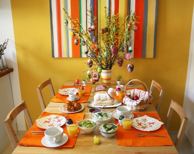 Tisch Ostern 2014 orange Farbe Eier Baum
