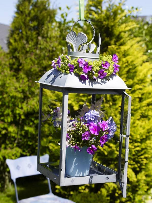 garten deko ideen laterne mit Vase-Blumenstrauß