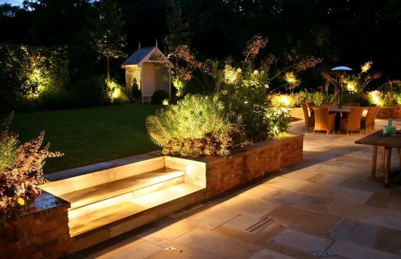 gartenbeleuchtung treppe outdoor lampen indirekt steinfliesen sitzbereich pflanzen