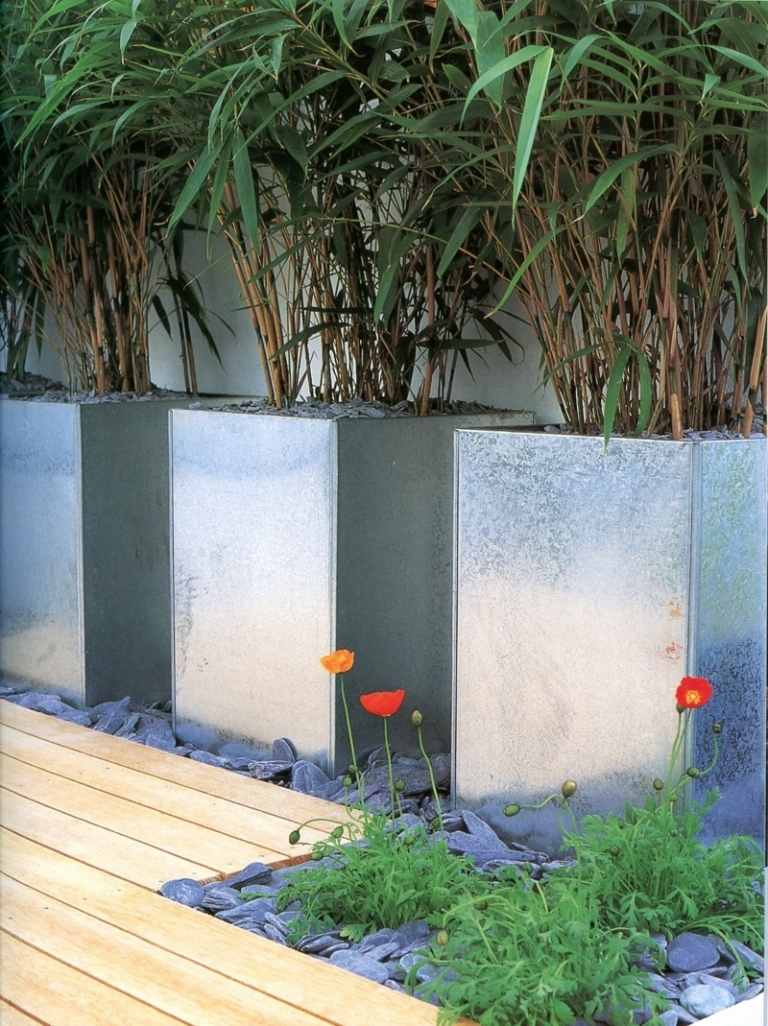 gartengestaltung mit steinen grau kieselstein metall pflanzkuebel bambus blumen