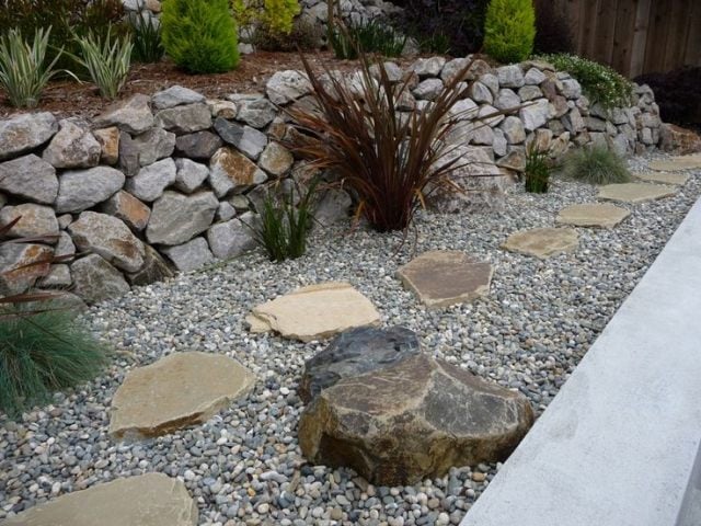 Gartengestaltung mit Steinen ideen groß klein stützwand pflanzen