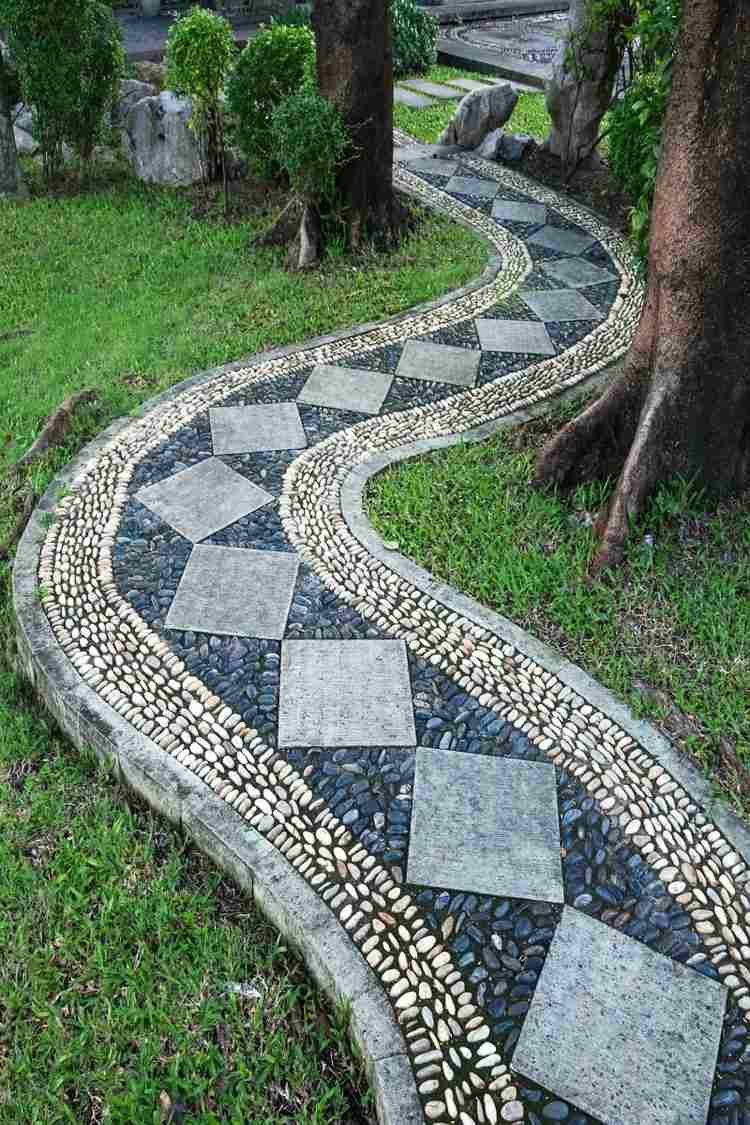 Gartenwege aus Kieselsteinen -mosaik-schwarz-weiss-betonplatten