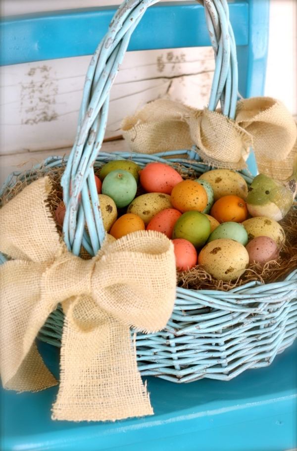 gefärbte wachtel eier Osterkorb geflochten-vintage look Schleife leinen