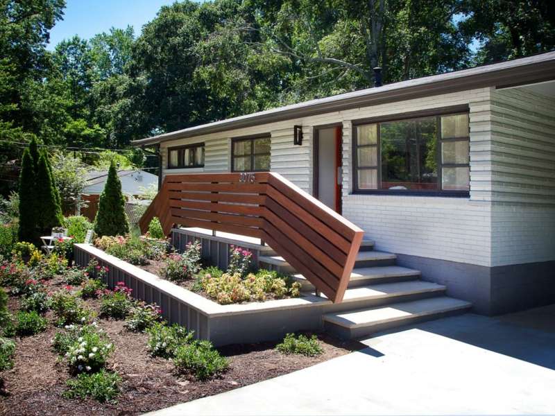 geländer für terrasse modern holz dunkel bungalow vorgarten
