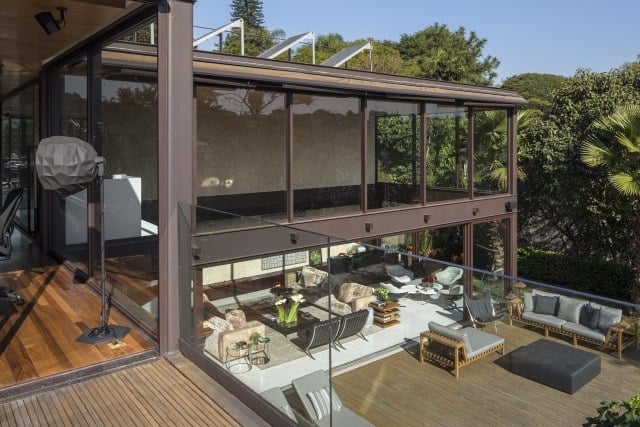 geräumige luxus-villa balkon-terrasse möbel liegen sao paulo