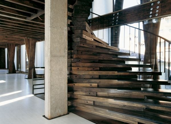 geschwungene Holz treppe gestaltung Alberto Mozo-design