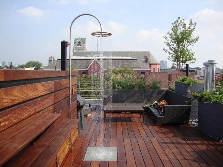 gestaltungsidee balkon dusche outdoor regenduschkopf ecksofa grau