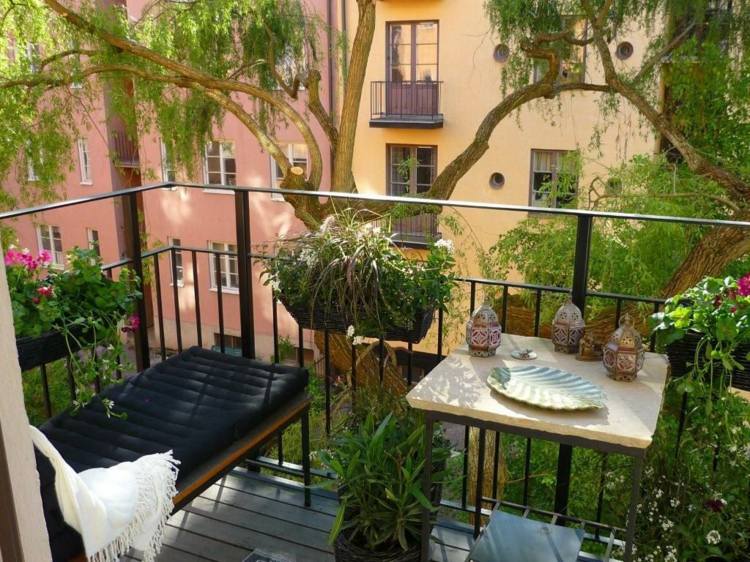 gestaltungsidee balkon sitzbank polster pflanzen deko blumenkasten