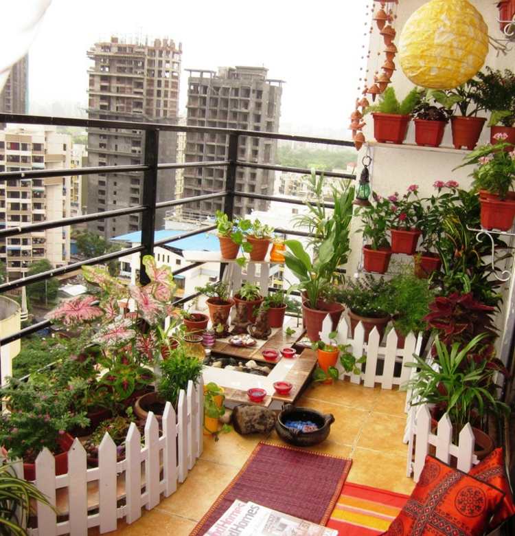 gestaltungsidee balkon weiss zaun idee pflanzen wasserspiel