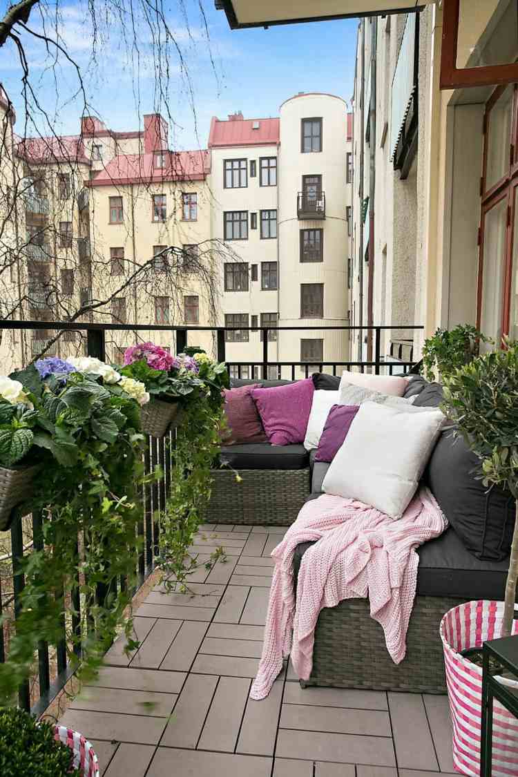 gestaltungsideen für balkon korb moebel lila dekokissen blumentopf streifen