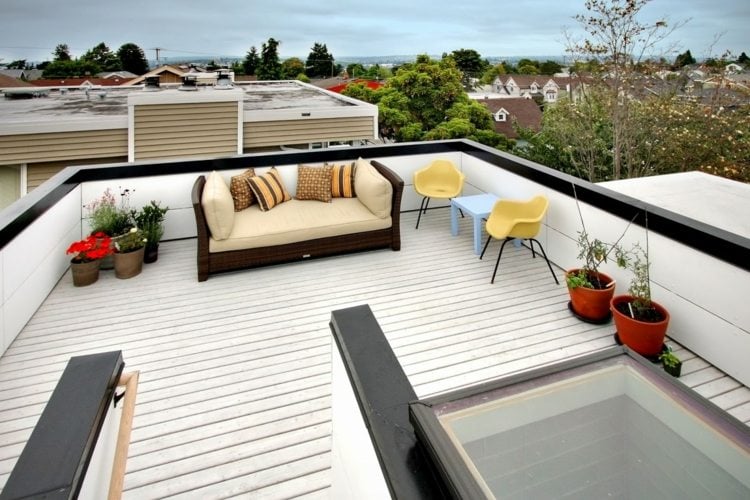 gestaltungsidee für balkon sofa stuehle gelb pflanzen weiss holz