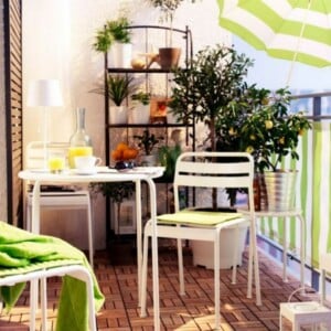 grün weiß Streifen Holz Bodenbelag Metall Blumenkübel Stühle Tisch