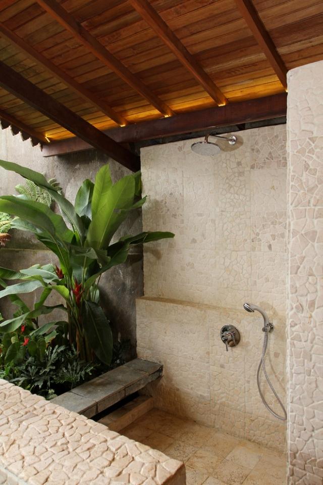 halb offenes-Badezimmer pflanzen verkleidung-stein textur 
