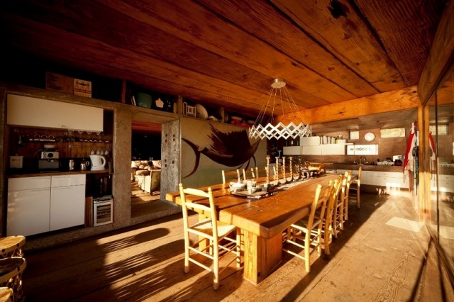 holz strandhaus direkt meer innen küche essbereich massivholz esstisch