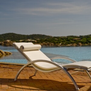 ibiza-sonnenliege-dolcefarniente-pool-terrasse-modern