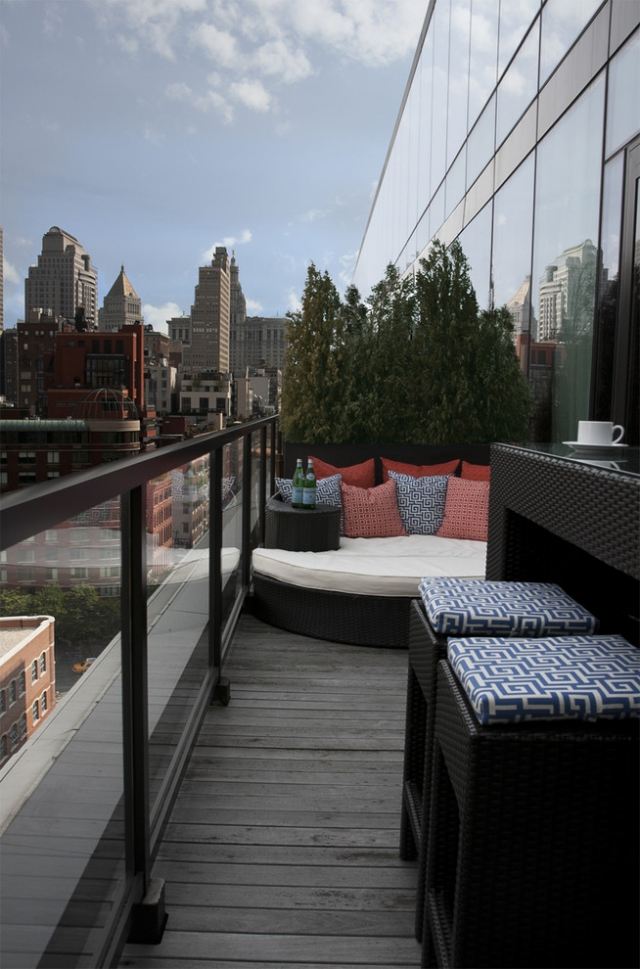  balkon lounge bett gestaltung pflanzen glas geländer