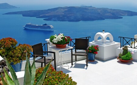 ideen für balkongestaltung blumentoepfe mediterran dachterrasse-blumen ausblick meer