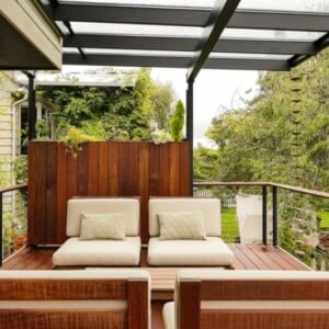 ideen für balkonverkleidung design modern sichtschutz sitzbereich ueberdachung glas