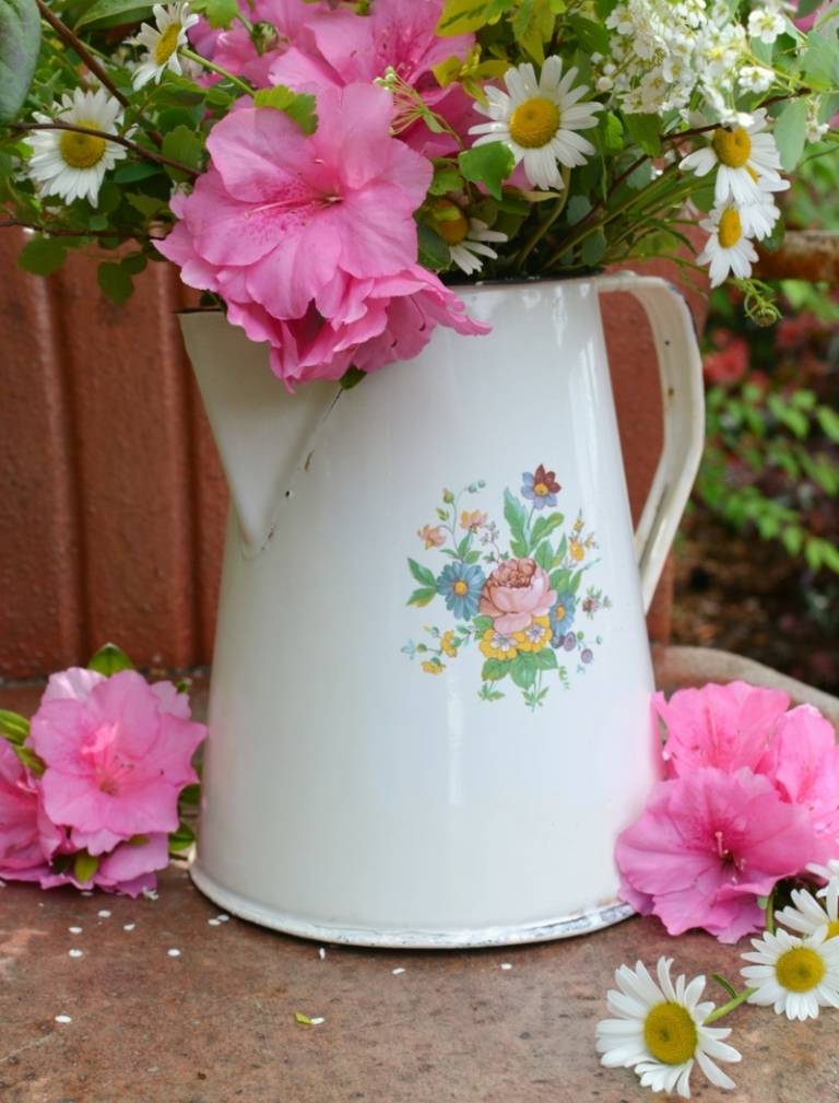 ideen für die gartengestaltung teekanne vase gaensebluemchen