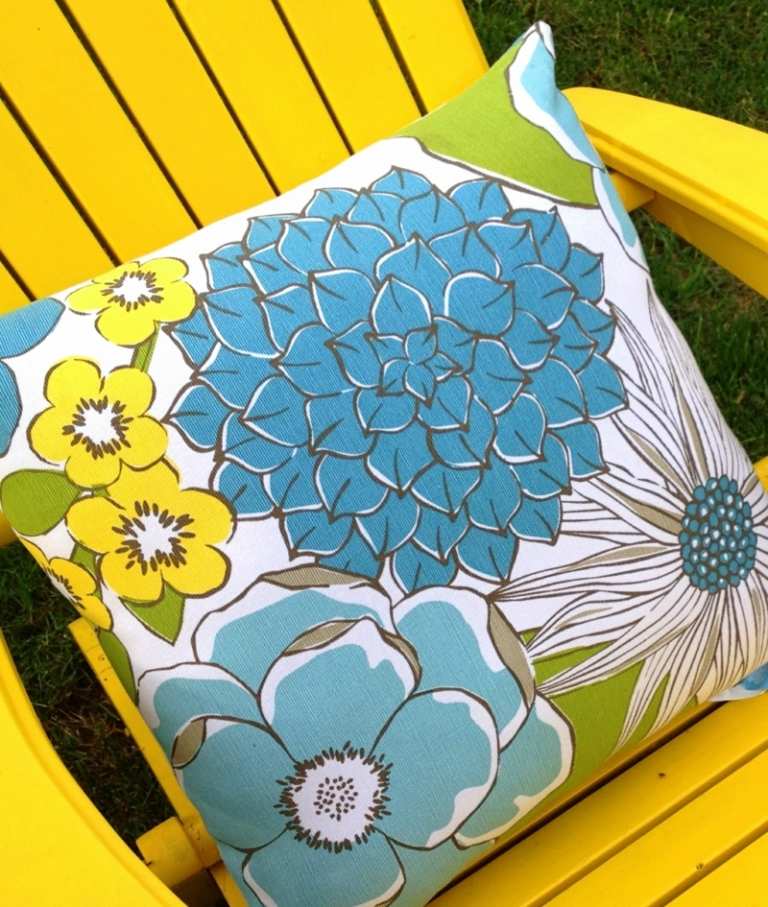ideen für die gartengestaltung textil deko kissen floral blau gelb holz stuhl